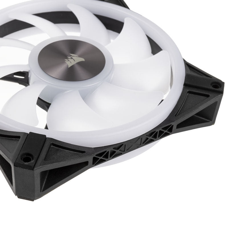 Montert Corsair iCUE QL140 RGB PWM vifte 2-pack i PC-kabinett