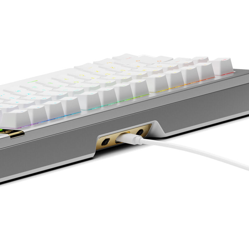 Montert Glorious GMMK 3 Pro HE 75 % gamingtastatur på skrivebord