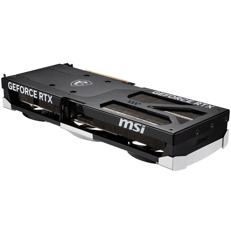 Nærbilde av PCIe-strømtilkobling på MSI GeForce RTX 5080 Ventus 3X OC grafikkort
