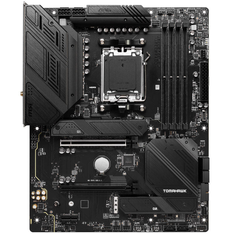 Detalj av PCIe-porter på MSI MAG B650 Tomahawk WiFi