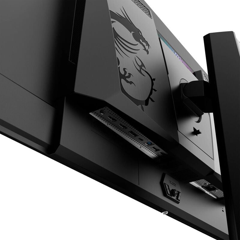 MSI MPG 322URXDE QD-OLED gamingskjerm med headset koblet