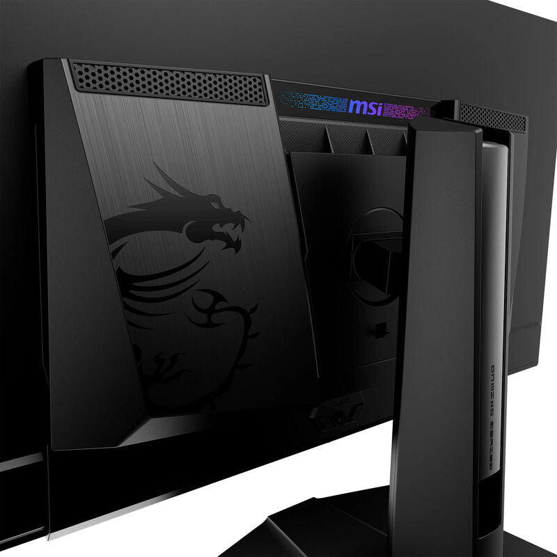 MSI MPG 322URXDE QD-OLED gamingskjerm på gamingoppsett