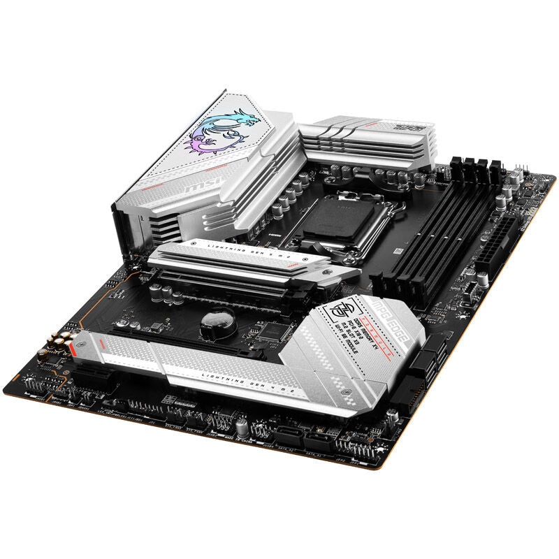 Nærbilde av PCIe-porter på MSI MPG B650 Edge WiFi
