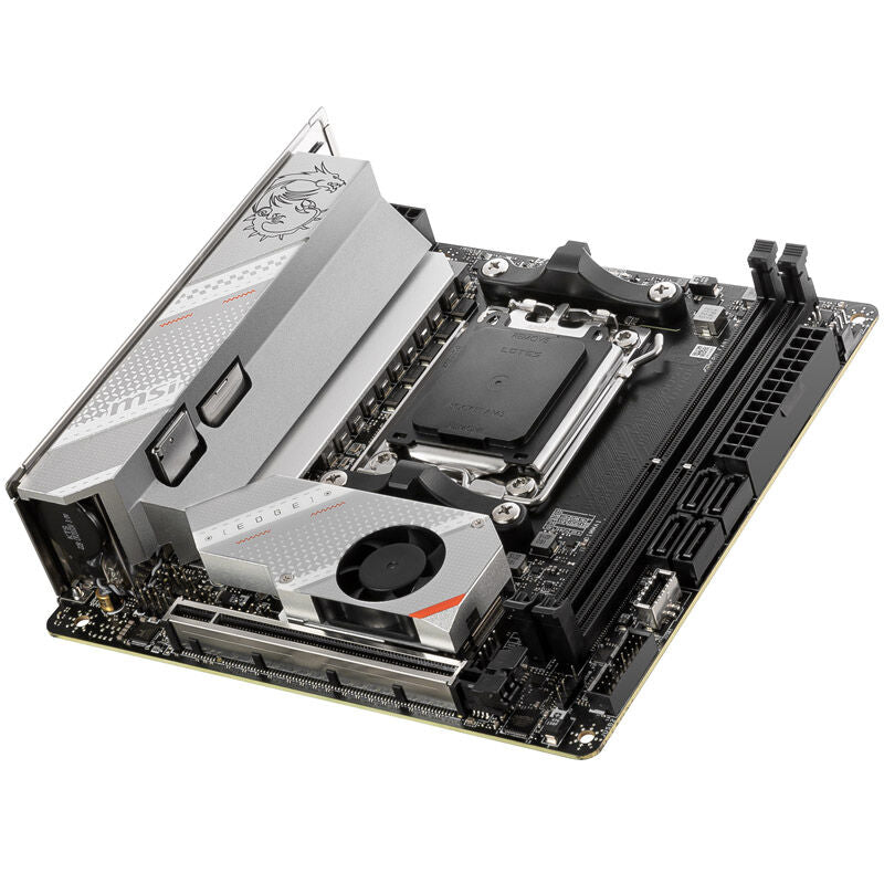 Nærbilde av M.2 PCIe 4.0 spor på MSI MPG B650I Edge WiFi