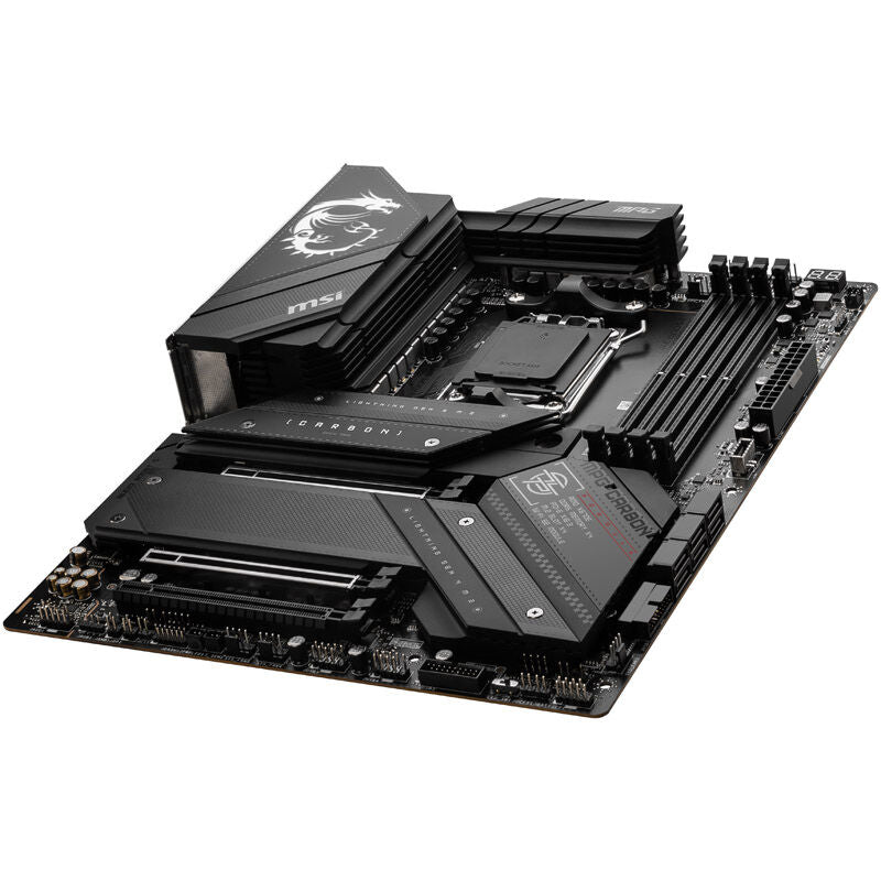 Nærbilde av PCIe 5.0 spor på MSI MPG X670E Carbon WiFi hovedkort