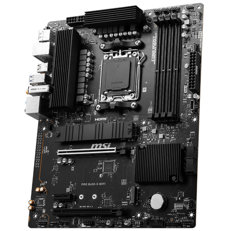 Nærbilde av MSI Pro B650-S WiFi hovedkort tilkoblinger