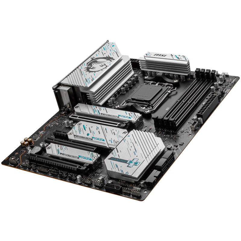 Nærbilde av MSI X670E Gaming Plus WiFi hovedkort kjølesystem