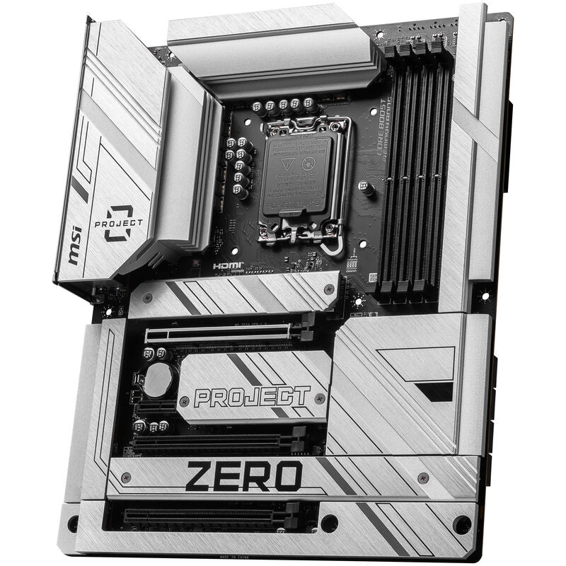 Nærbilde av RAM-spor på MSI Z790 Project Zero hovedkort