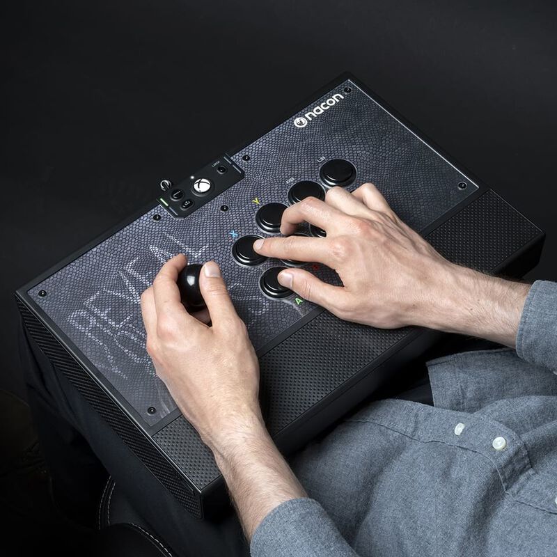 Detalj av NACON Daija Arcade Stick kontroller Xbox/PC SANWA knapper