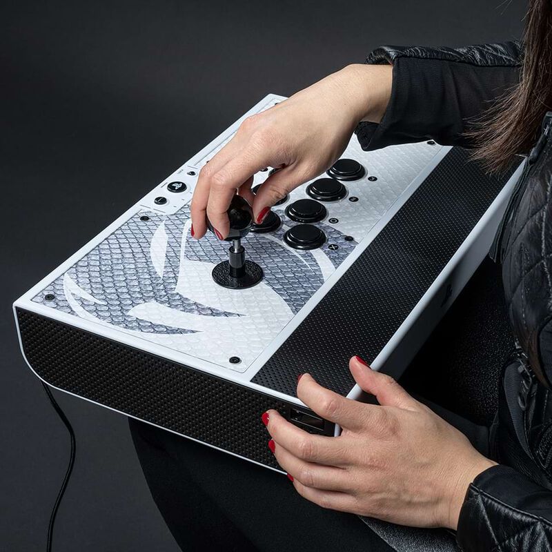 Detalj av NACON Daija PS5 arcade stick SANWA USB hvit knapper