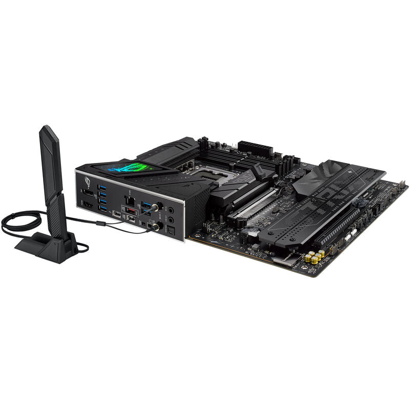 Nærbilde av RAM-spor på ASUS ROG Strix B860-F Gaming WiFi hovedkort