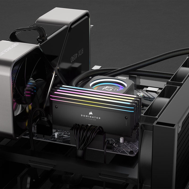 Nærbilde av RGB-belysning på Corsair Dominator Titanium DDR5-7200 CL34 RAM 32 GB svart