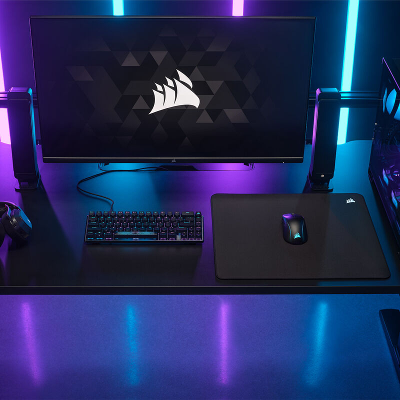 Nærbilde av stoffoverflaten på Corsair MM500 v2 hybrid gamingmusematte