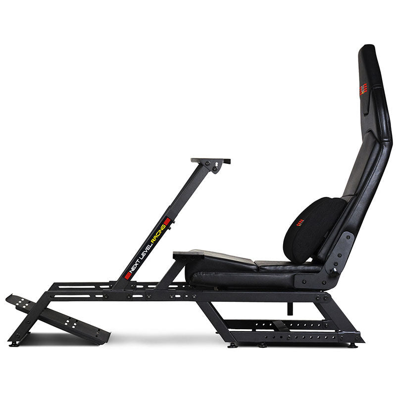 Nærbilde av ratt og pedaler i Next Level Racing F-GT Formula and GT simulatorcockpit