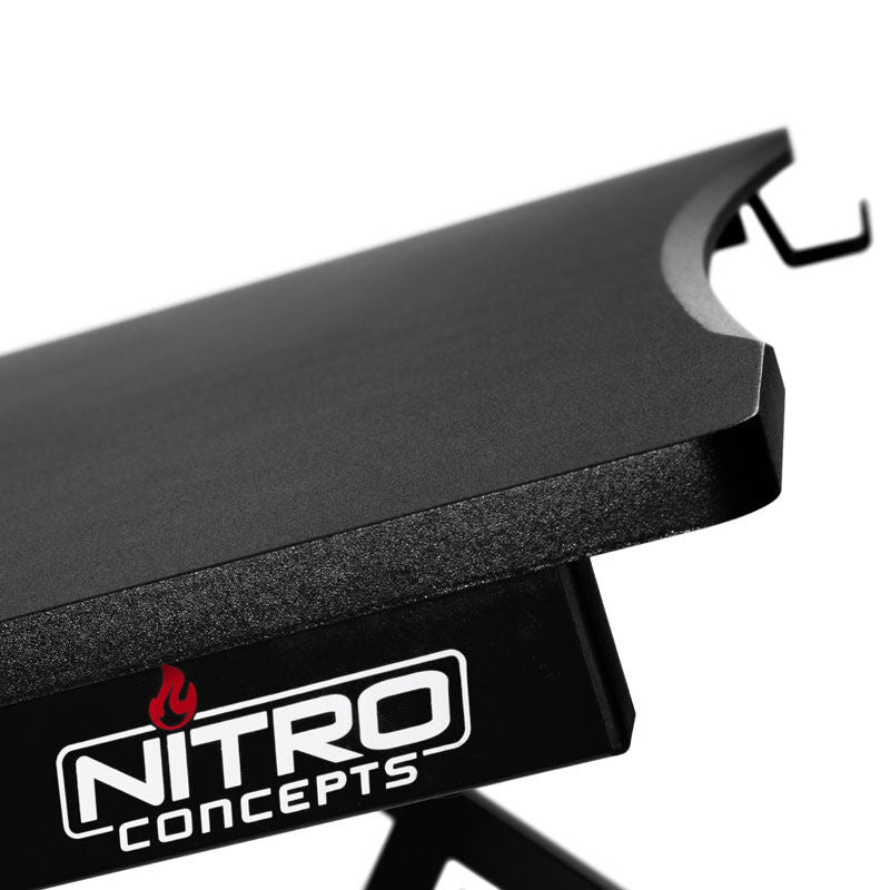 Hodetelefonfeste på Nitro Concepts D12 gamingpult svart
