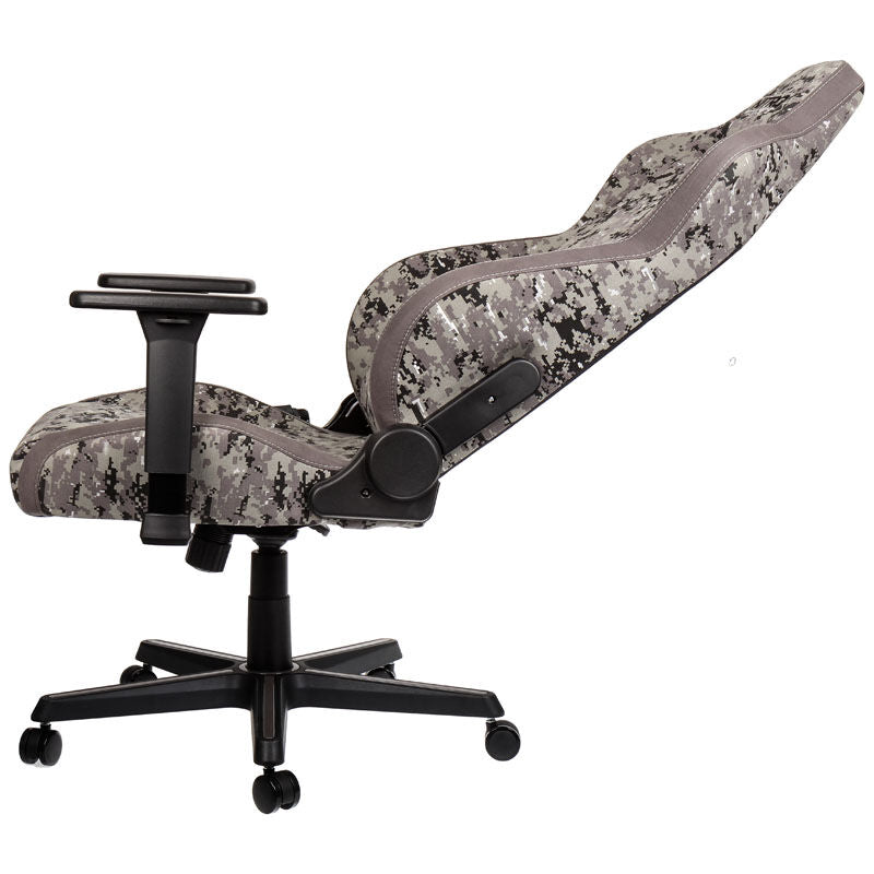 Nitro Concepts S300 gamingstol Urban Camo montert i spillrom
