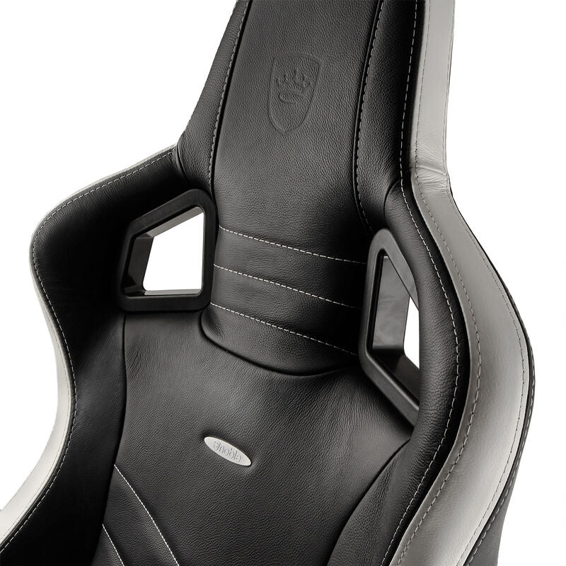 nærbilde av noblechairs EPIC gamingstol ekte skinn svart/hvit/rød skinnmateriale