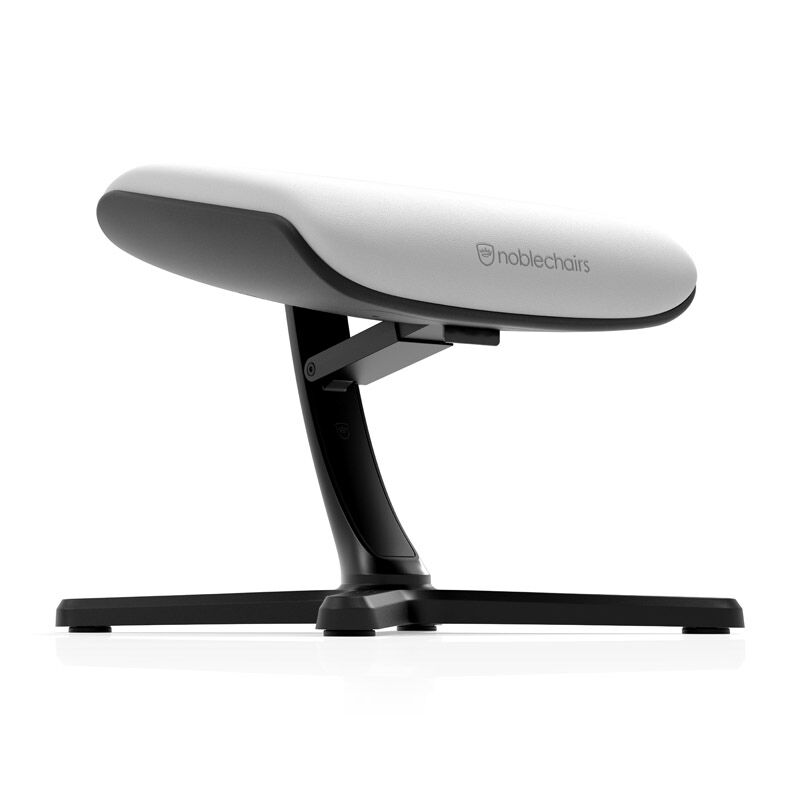 noblechairs Footrest 2 fotstøtte hvit montert i gamingoppsett