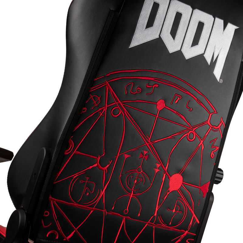 noblechairs HERO gamingstol DOOM Edition svart/rød sett fra siden