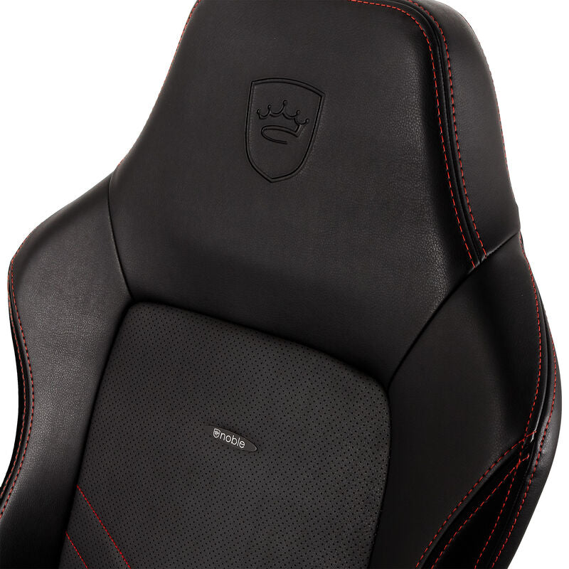 noblechairs HERO gamingstol svart/rød 4D armlener nærbilde av stoff og sømmer