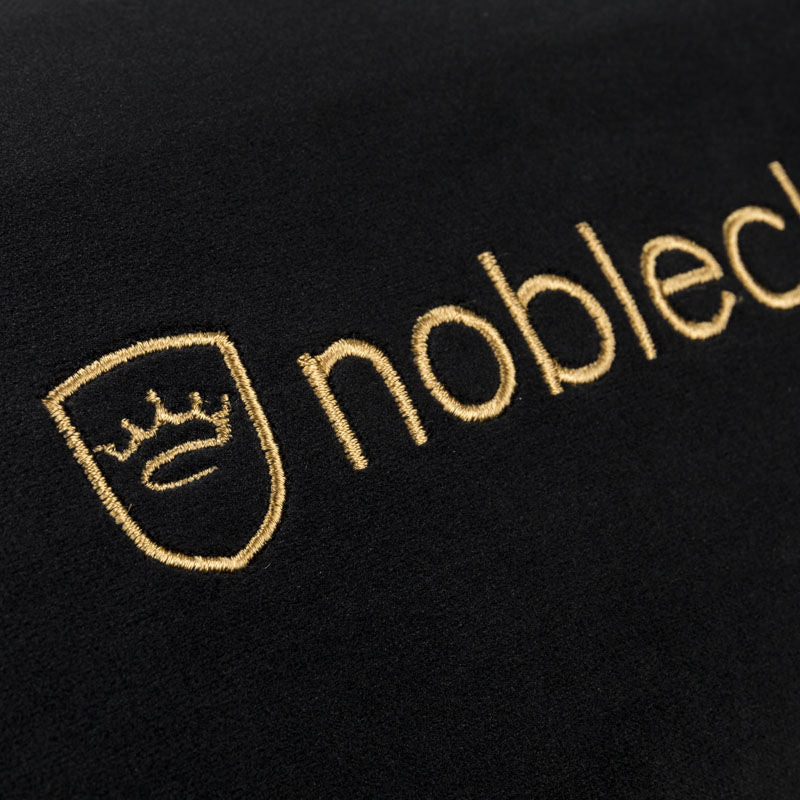 nærbilde av broderi på noblechairs putesett for EPIC/ICON/HERO svart/gull