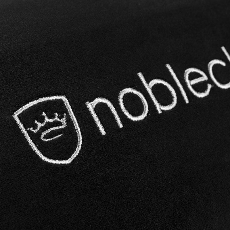 noblechairs putesett for EPIC/ICON/HERO svart/hvit nærbilde av broderi
