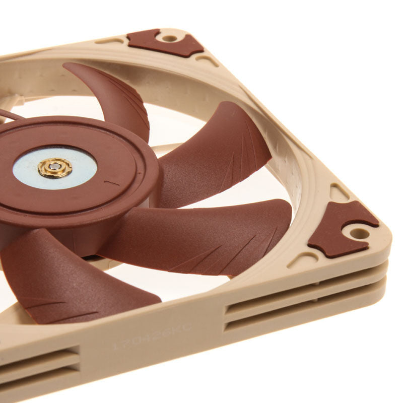 Detalj av Noctua NF-A12x15 FLX vifte 120 mm slimprofil 15 mm