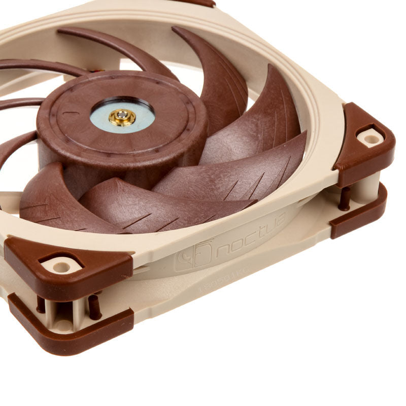 Detalj av Noctua NF-A12x25 5V PWM vifte 120 mm stillegående