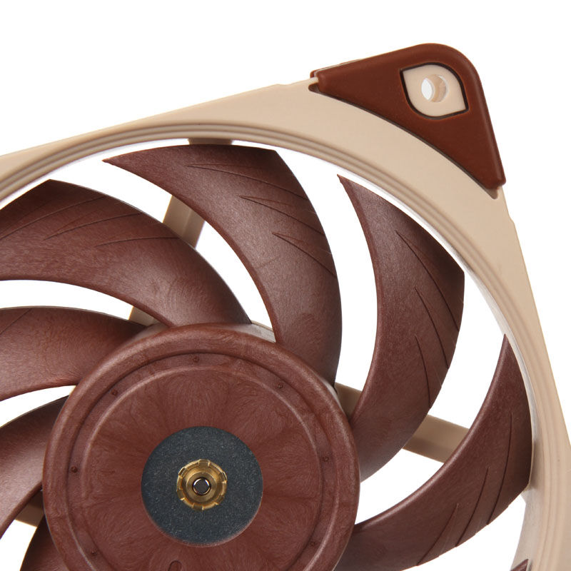 Noctua NF-A12x25 FLX vifte montert i PC