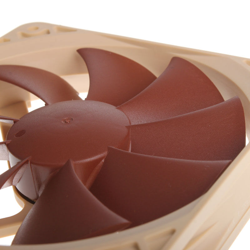 Detalj av Noctua NF-P12 PWM vifte 120 mm stillegående vifteblader