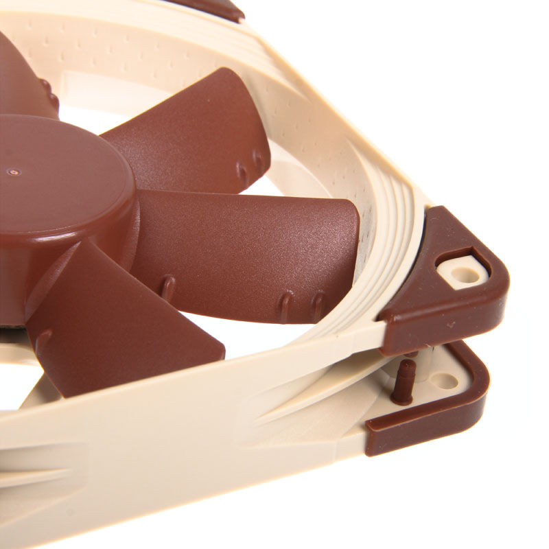 Detalj av blader på Noctua NF-S12A PWM vifte 120 mm stillegående