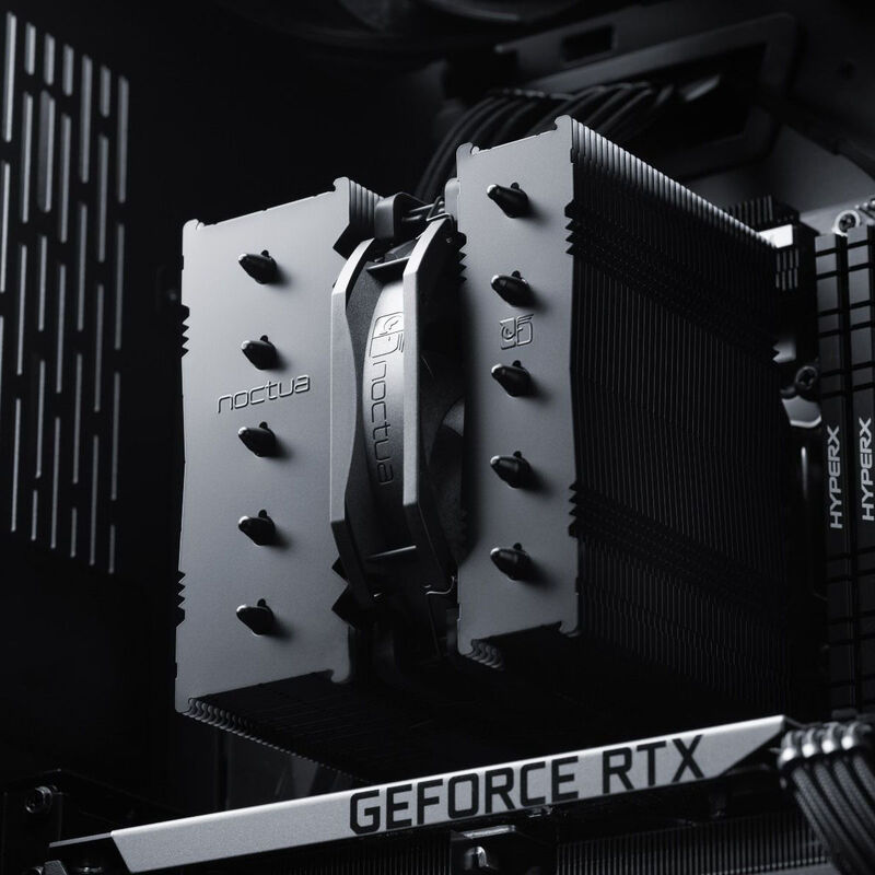 Nærbilde av vifte på Noctua NH-D12L chromax.black CPU-kjøler