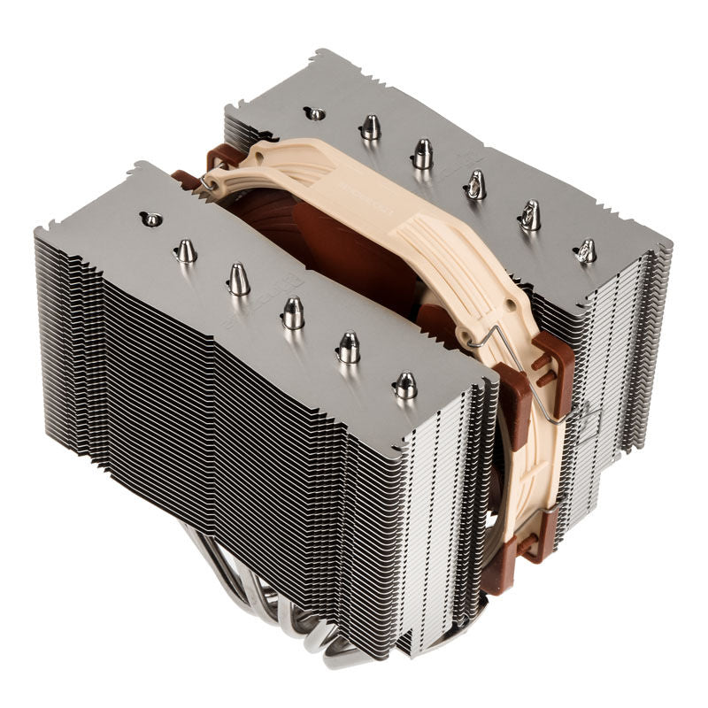 Montert Noctua NH-D15S CPU-kjøler på hovedkort