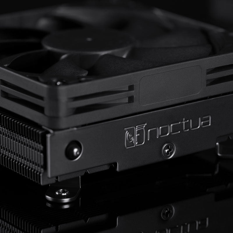 Montert Noctua NH-L9i chromax.black CPU-kjøler i PC