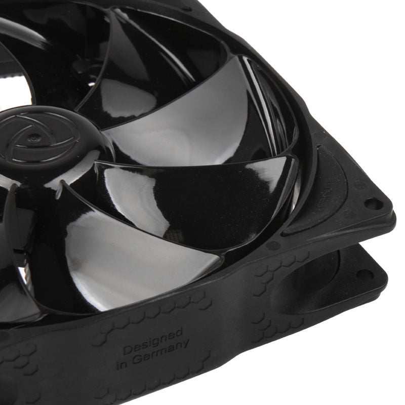 Nærbilde av bladene på Noiseblocker NB-eLoop B14-PS Black Edition vifte 140 mm PWM