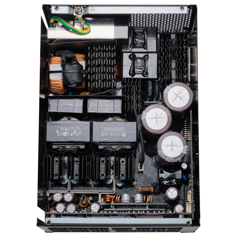 Sideprofil av Phanteks Revolt 1600W strømforsyning