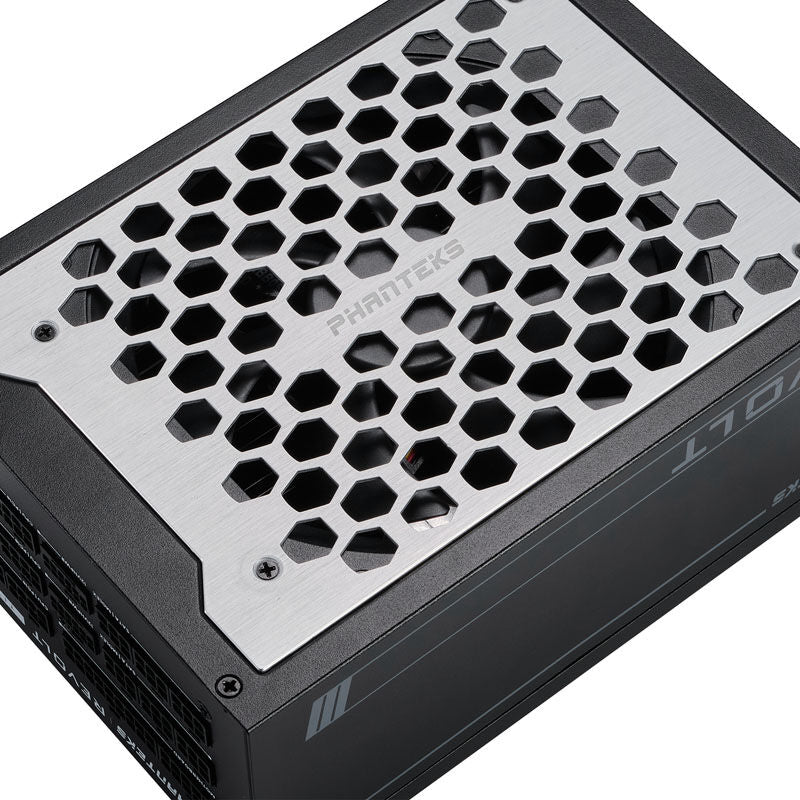 Nærbilde av 135 mm vifte på Phanteks Revolt 1600W strømforsyning