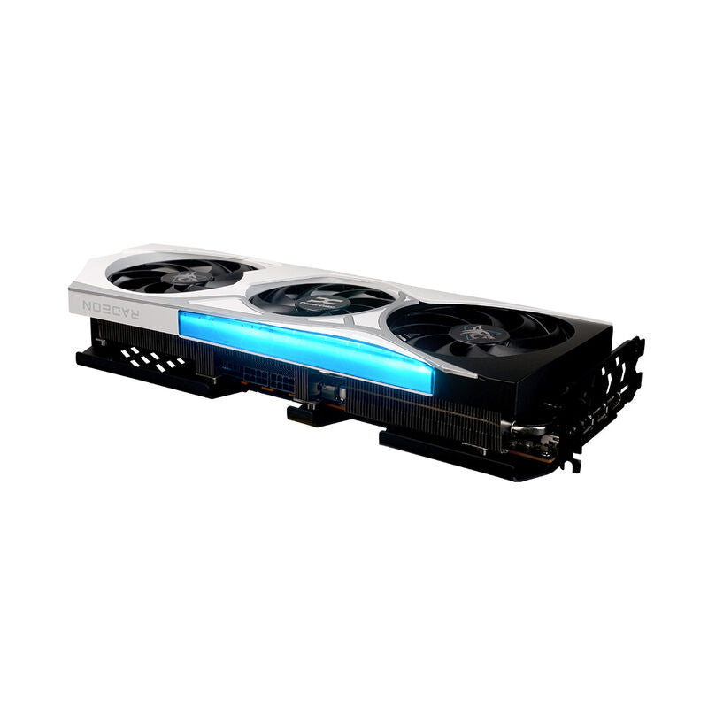 Nærbilde av kjølevifter på PowerColor Hellhound Reva RX 9070 XT