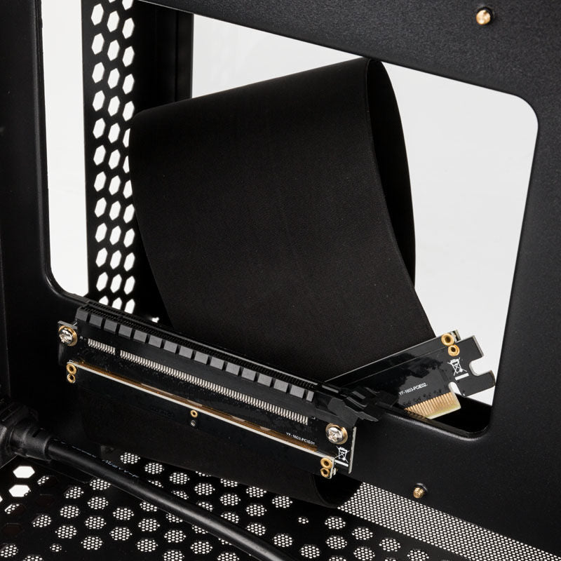 Raijintek Ophion M Evo ALS kabinett med grafikkort installert