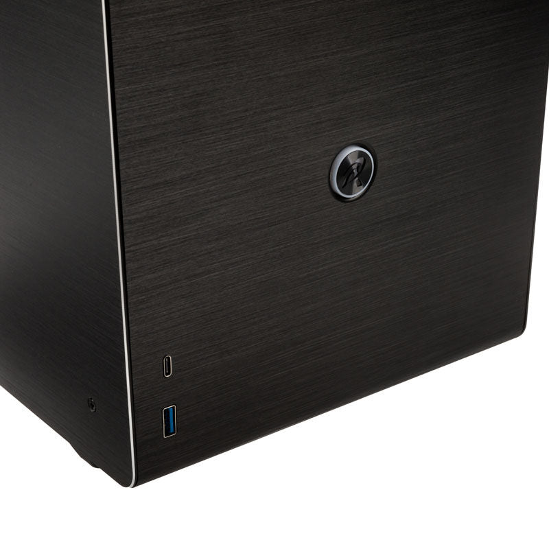 Nærbilde av USB-porter på Raijintek Ophion M Evo ALS kabinett