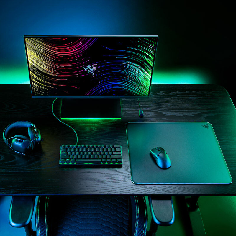 Razer Atlas musematte herdet glass 450x400 mm svart montert på skrivebord