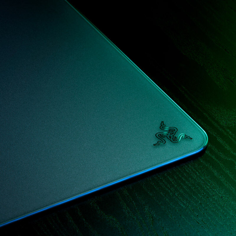 Nærbilde av kant på Razer Atlas musematte herdet glass 450x400 mm svart