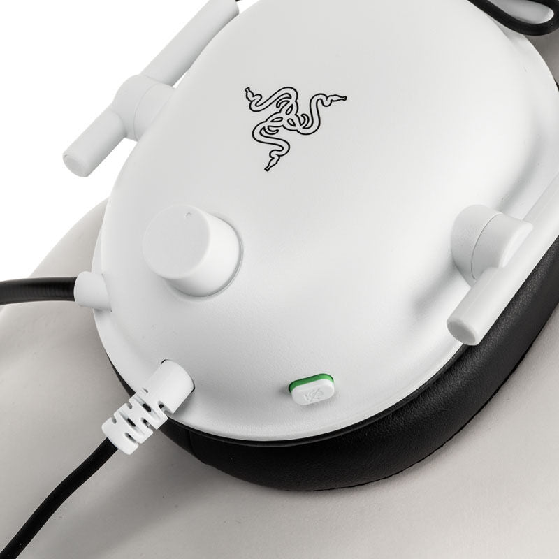 Sideprofil av Razer BlackShark V2 X gamingheadset kablet hvit