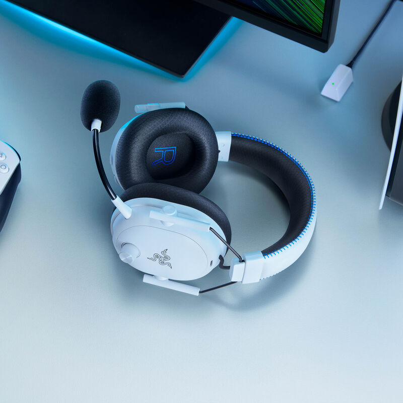 Sideprofil av Razer BlackShark V3 Pro trådløst gamingheadset for PlayStation hvit