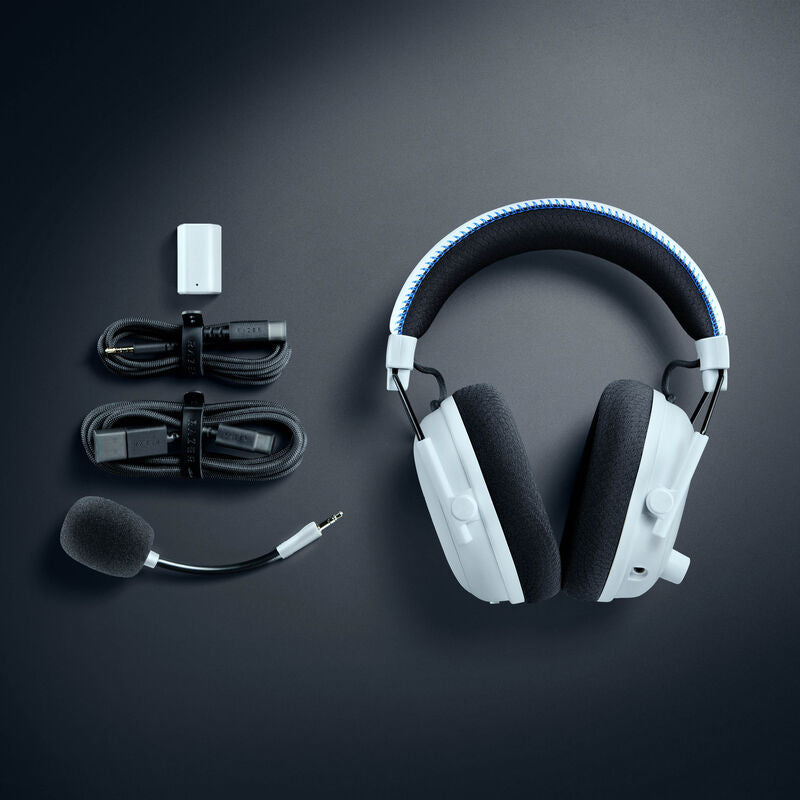 Nærbilde av tilkoblingsporter på Razer BlackShark V3 Pro trådløst gamingheadset for PlayStation hvit
