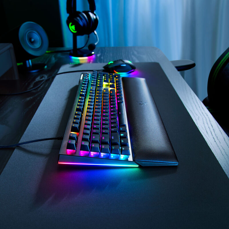 Razer BlackWidow V4 gamingtastatur mekanisk Yellow Switch RGB svart USB Type-C kabel