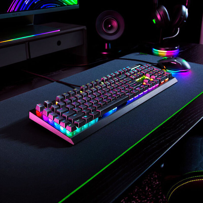 Montert Razer BlackWidow V4 X gamingtastatur Green Switch på skrivebord