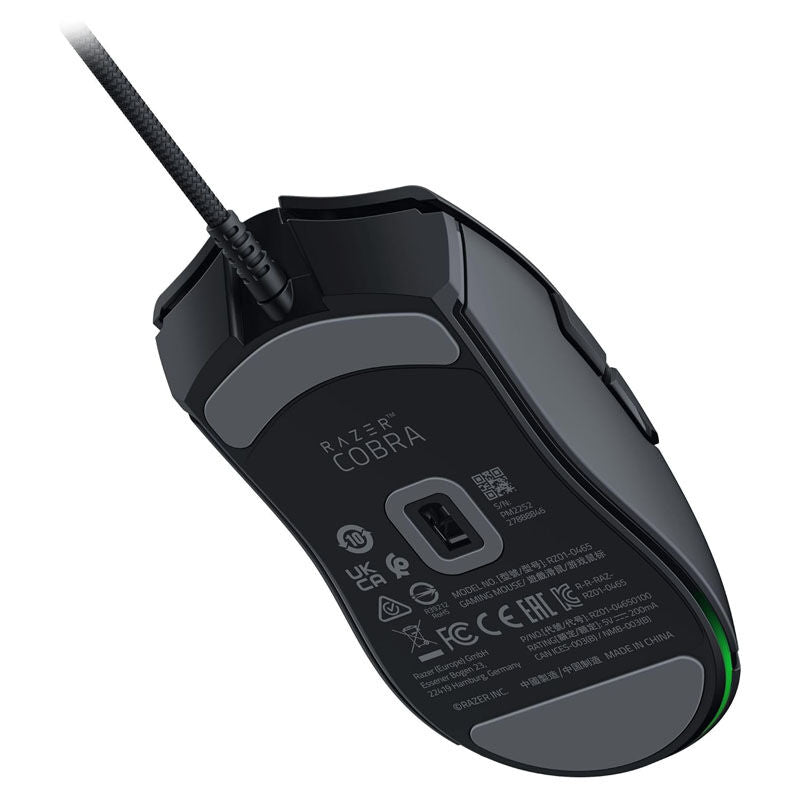 Montert Razer Cobra gamingmus på skrivebord med kabelføring