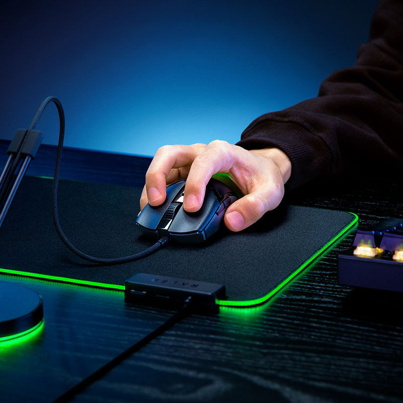 Razer Cobra kablet gamingmus vist med RGB-underbelysning