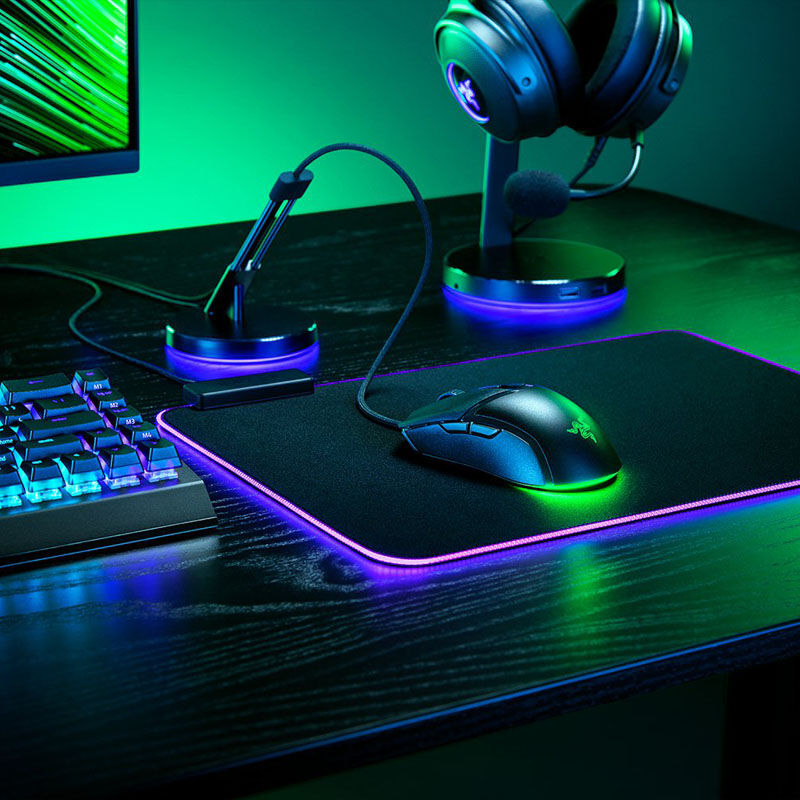 Nærbilde av sideknapper på Razer Cobra kablet gamingmus